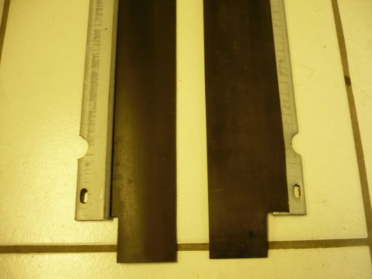 1x Blech mit eingepressten Gummistreifen zur Spindelabdeckung Säulenabdeckung für Zippo Hebebühnen u.a. Typ 1250 1590 LS (linke Seite)